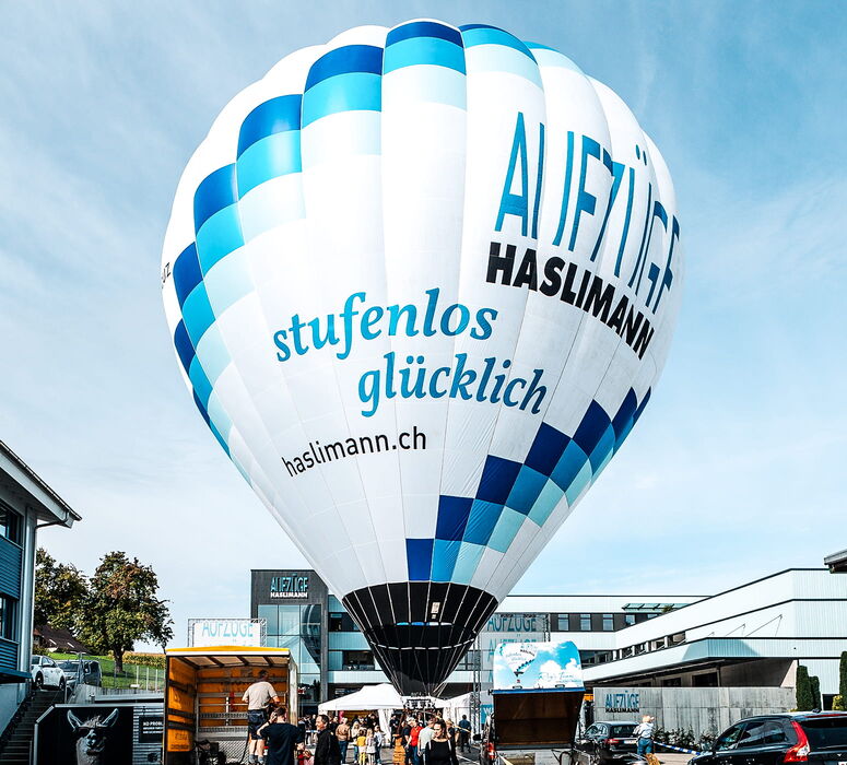 Heissluftballon mit Haslimann-Aufdruck am Tag der offenen Tür